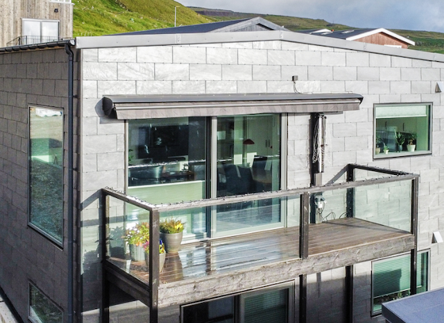 Undir Gráasteini 70D, 1.1